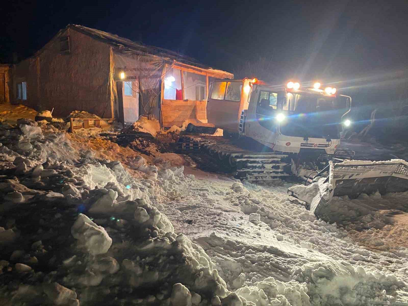 karsta mehmetcik paletli kar araciyla yasli hastaya ulasti 2 57q5iKzL