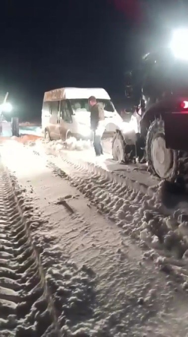karsta minibus kara saplandi mahsur kalan vatandaslar kurtarildi 0 EjvZyROX