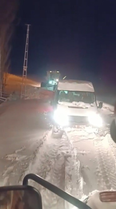 karsta minibus kara saplandi mahsur kalan vatandaslar kurtarildi 1