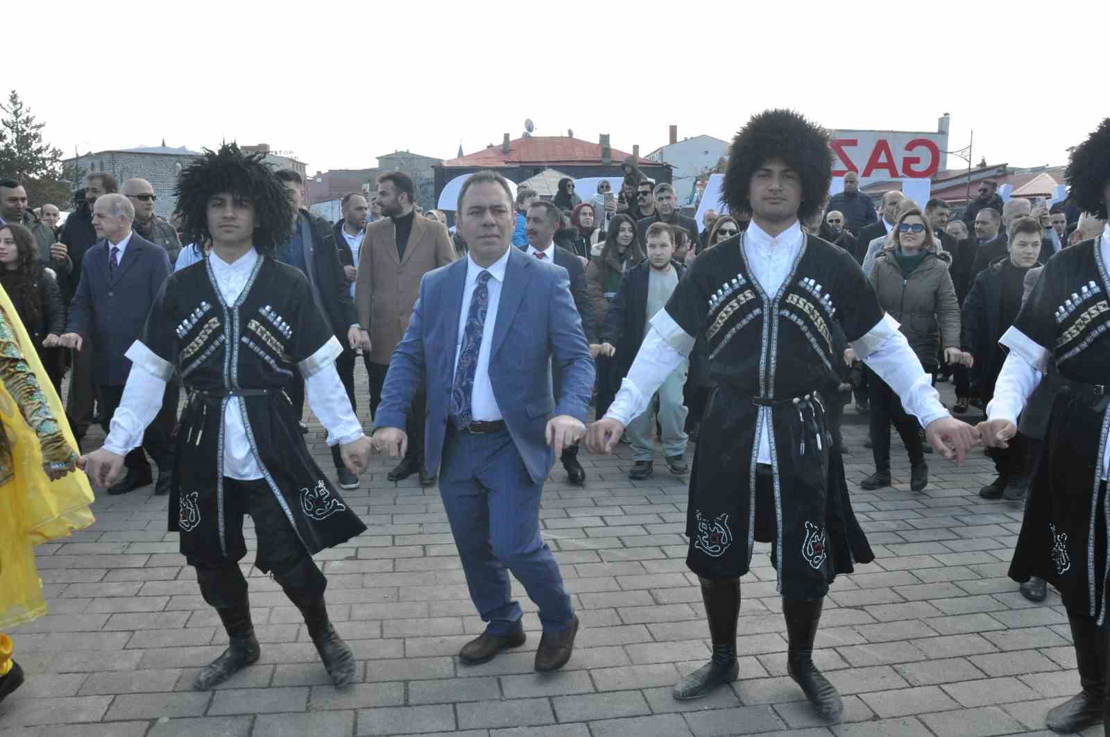 karsta nevruz coskusu ates yakildi halaylar cekildi 7 Ah585dl4