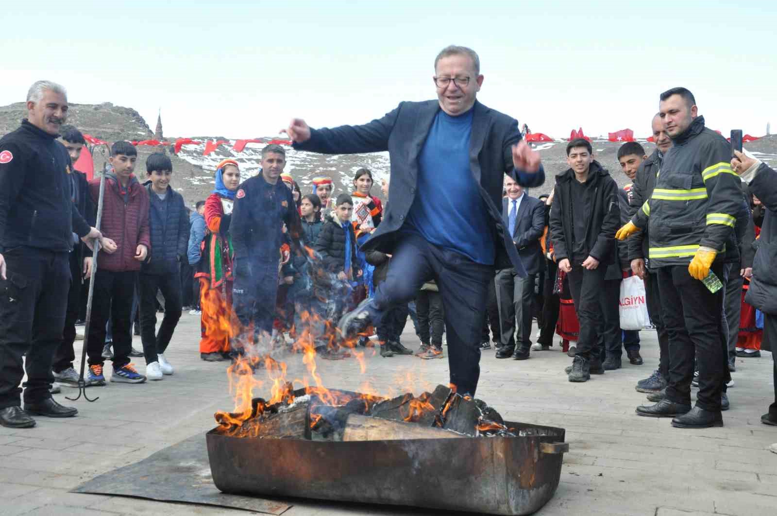 karsta nevruz coskusu ates yakildi halaylar cekildi 9 bECquuUv