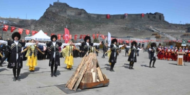 karsta-nevruz-coskusu-ates-yakildi-halaylar-cekildi-j3ZZfDz3.jpg
