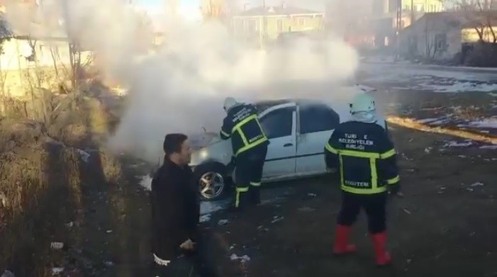 karsta park halindeki tuplu aracta cikan yangin korkuttu 1 2GhZJOfL
