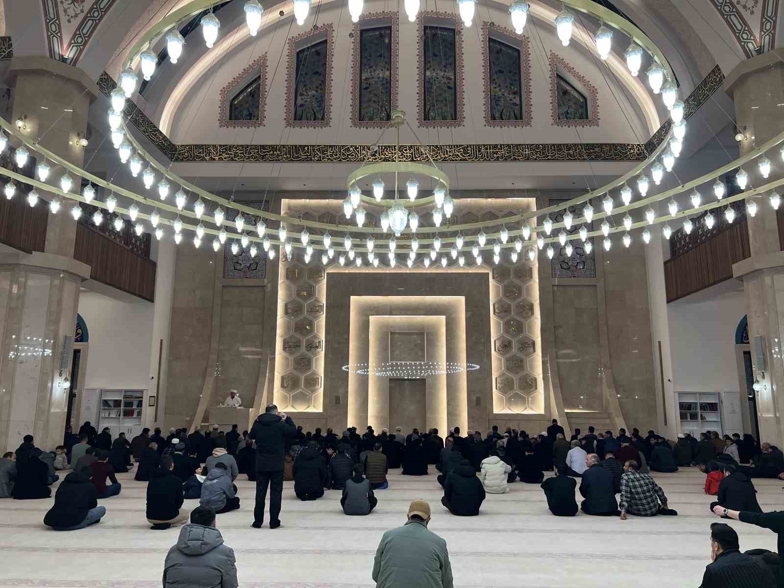 karsta ramazanin ilk teravih namazi kilindi 0 5Sil9T1G