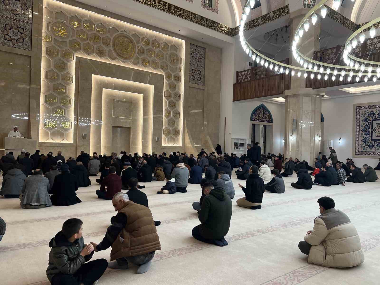 karsta ramazanin ilk teravih namazi kilindi 1 h5rAtLuW