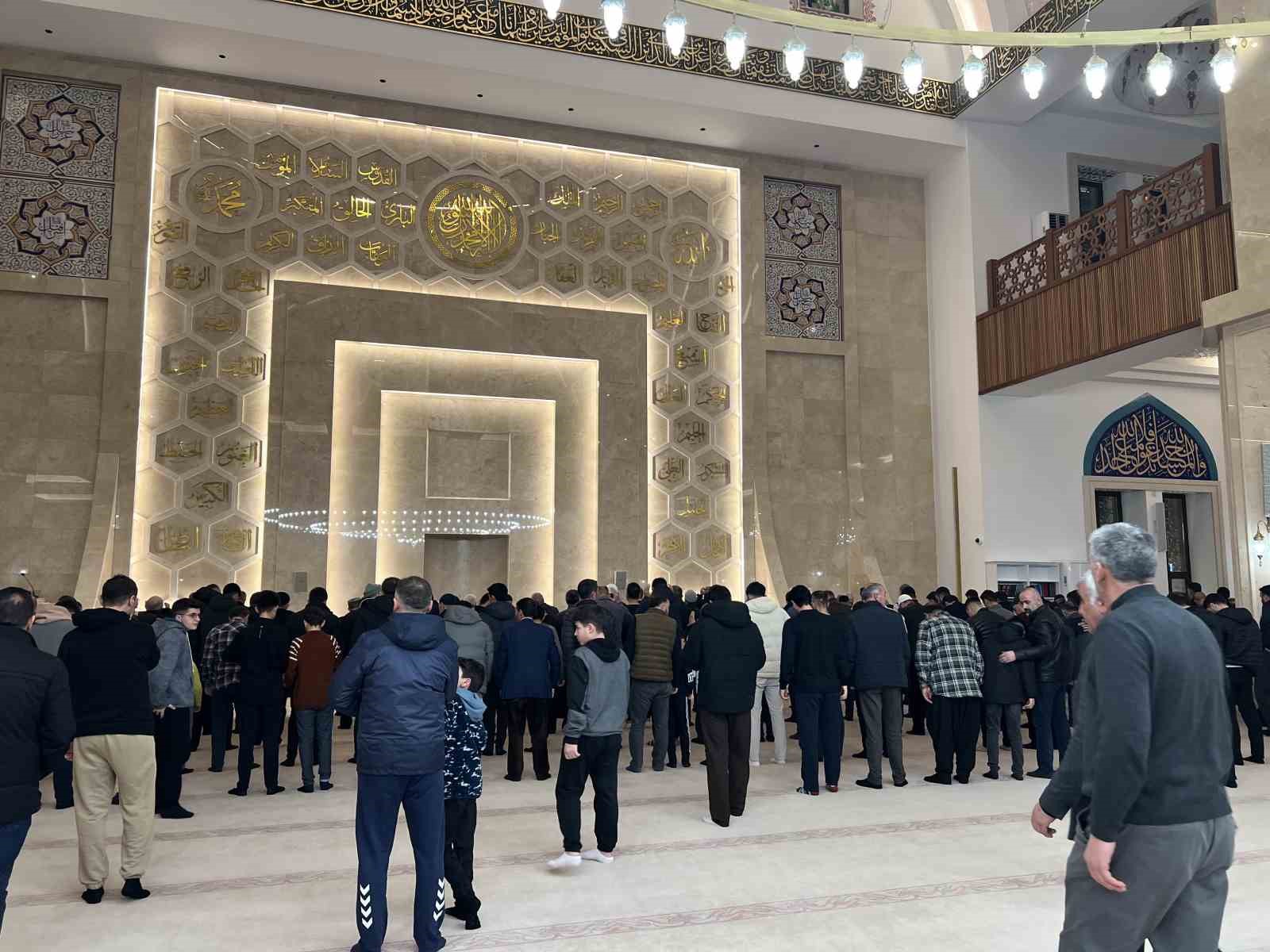 karsta ramazanin ilk teravih namazi kilindi 2 62RLG5ej