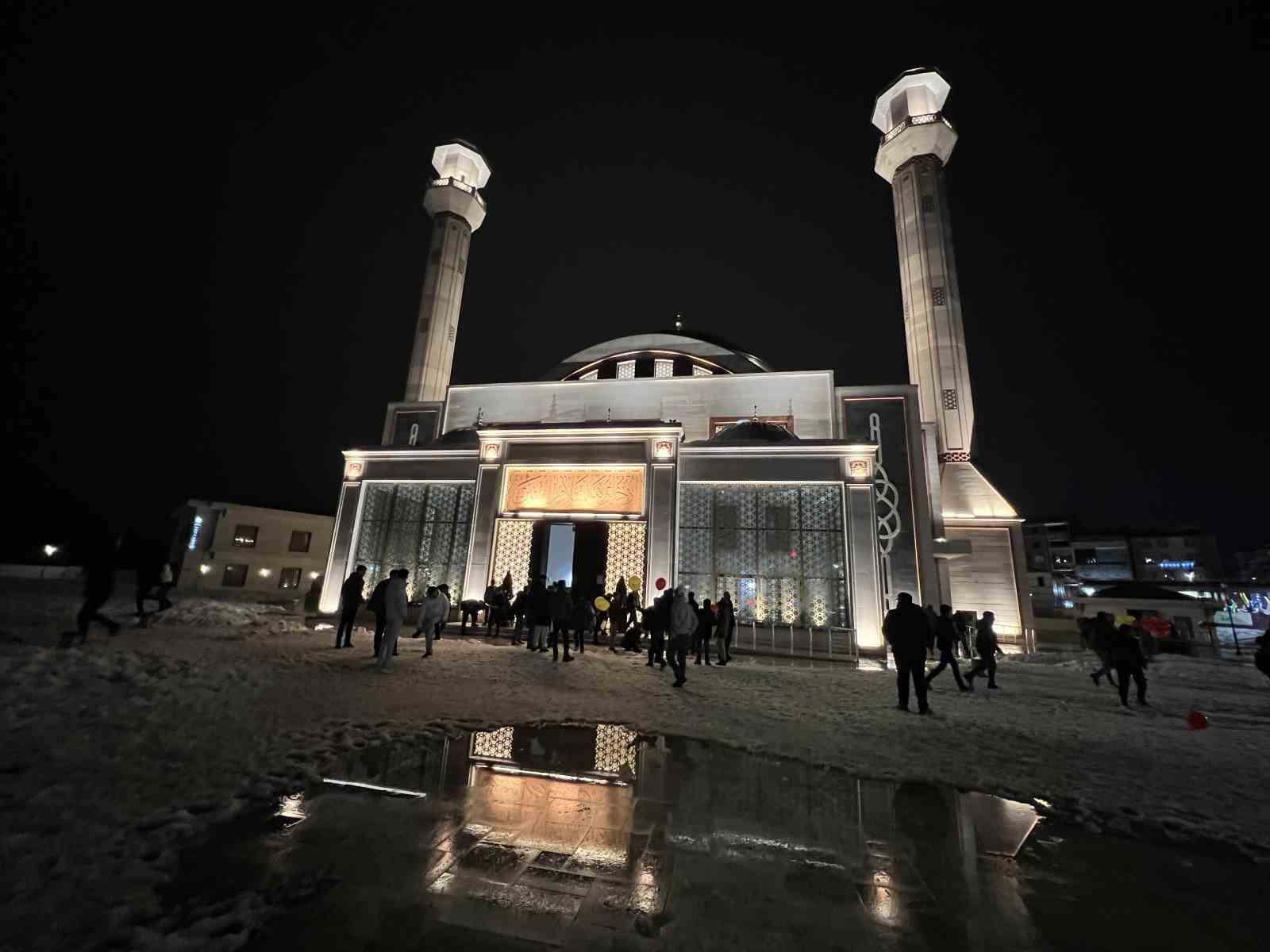 karsta ramazanin ilk teravih namazi kilindi 4 dNXOTfPE