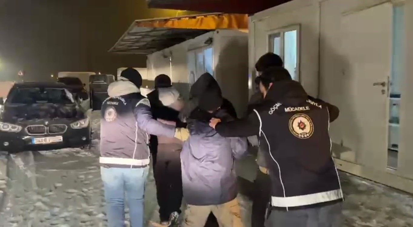 karsta saman balyalari arasindan kacak gocmen cikti 1 tutuklama 1 IWKd5iNZ