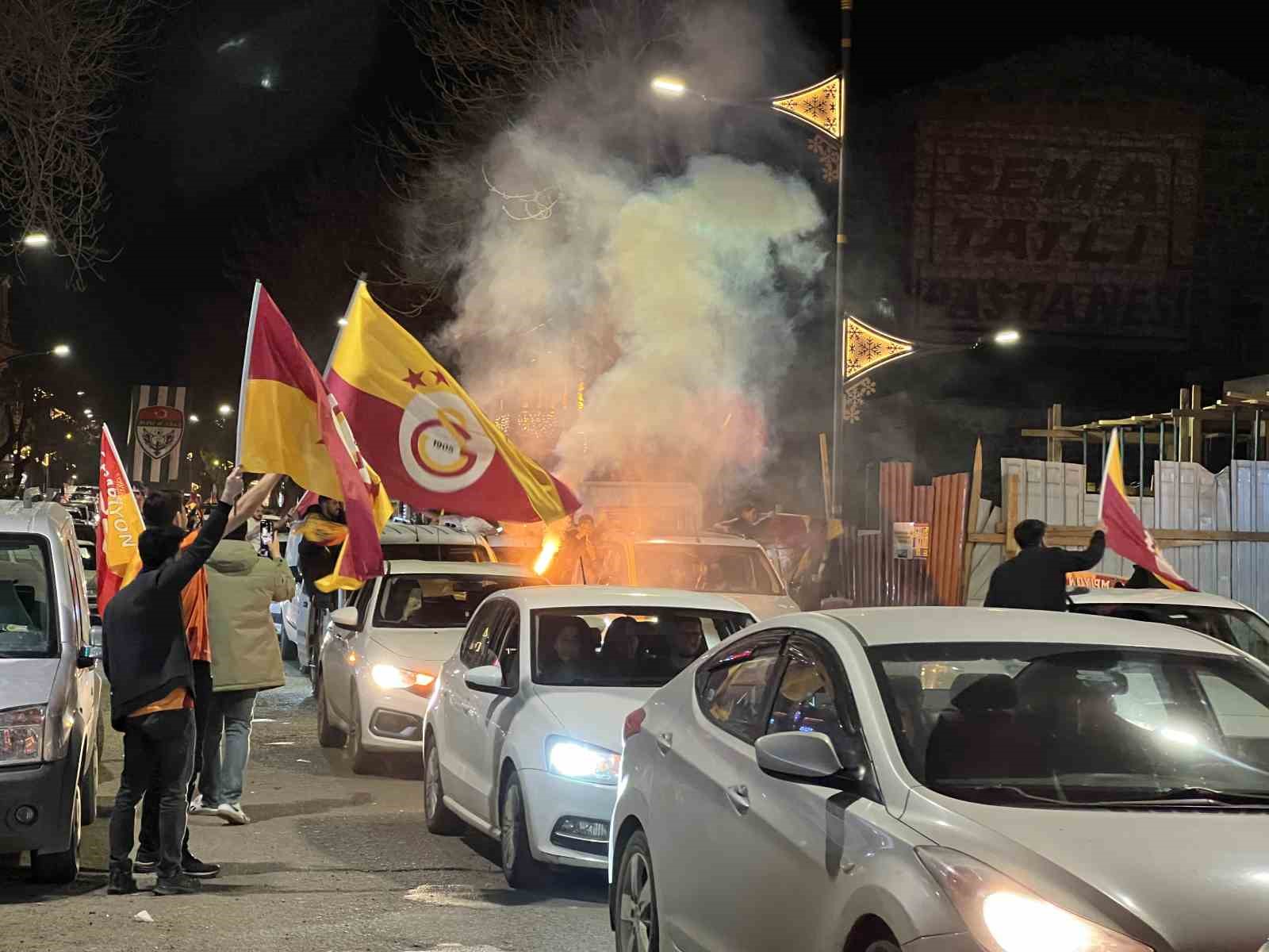 karsta sari kirmizi gece 0 kYwyE5Ci