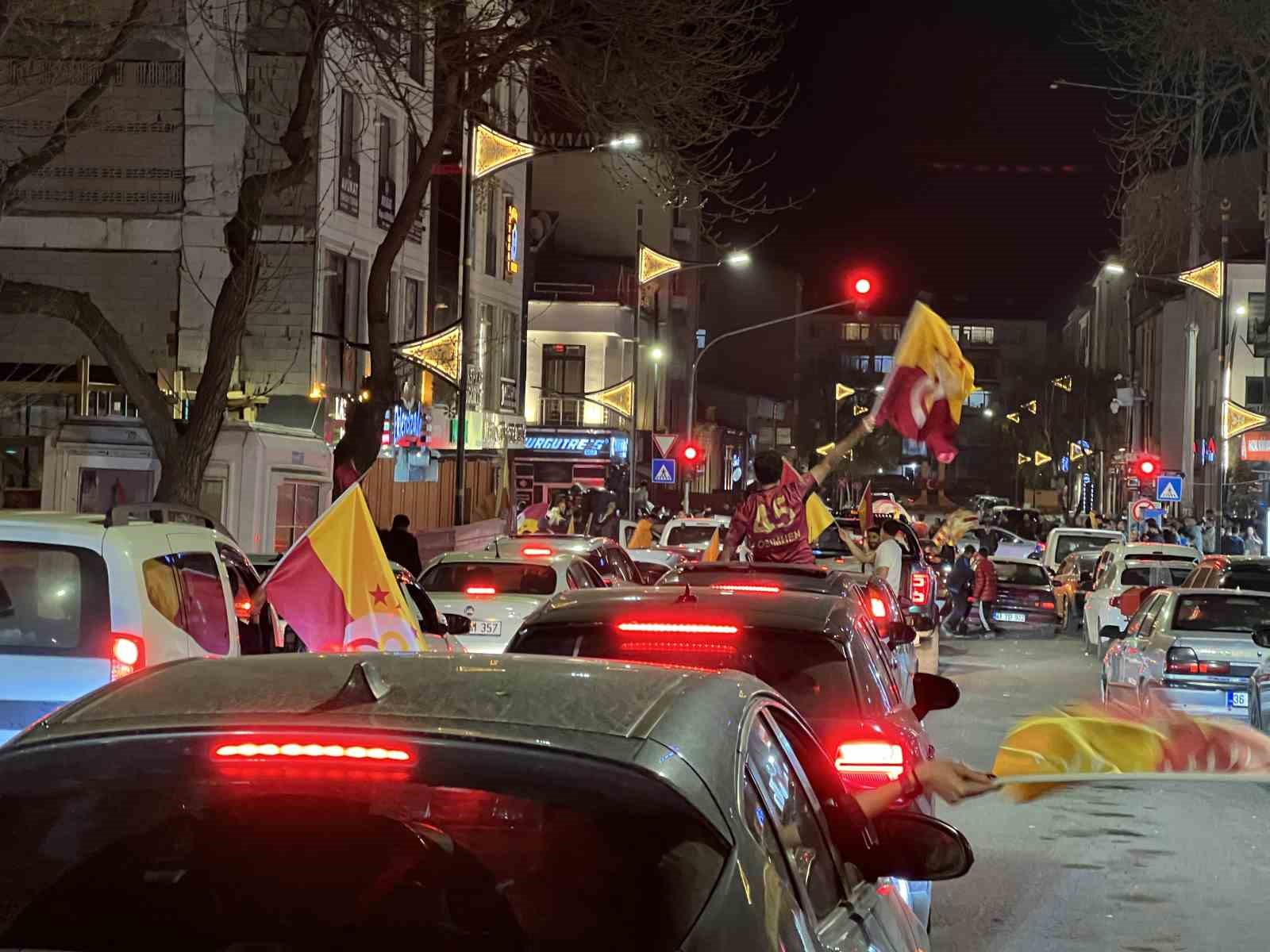 karsta sari kirmizi gece 3 UXKNdcTt