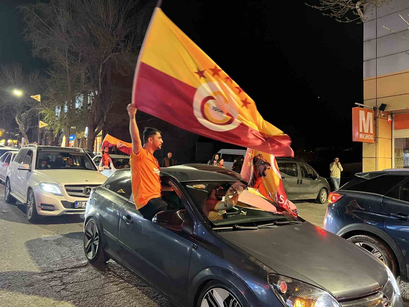 karsta sari kirmizi gece 4 H1EVIBGL