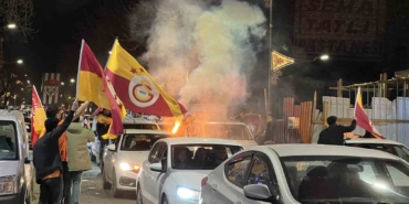 karsta-sari-kirmizi-gece-JJyOxQTq.jpg