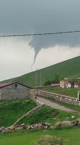 Kars’ta sel ve hortum paniği: Evleri su bastı, hortum anı kamerada 5 karsta sel ve hortum panigi evleri su basti hortum ani kamerada 1 Df719j1K