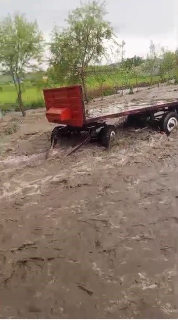 Kars’ta sel ve hortum paniği: Evleri su bastı, hortum anı kamerada 6 karsta sel ve hortum panigi evleri su basti hortum ani kamerada 2 KicZZ2Zy