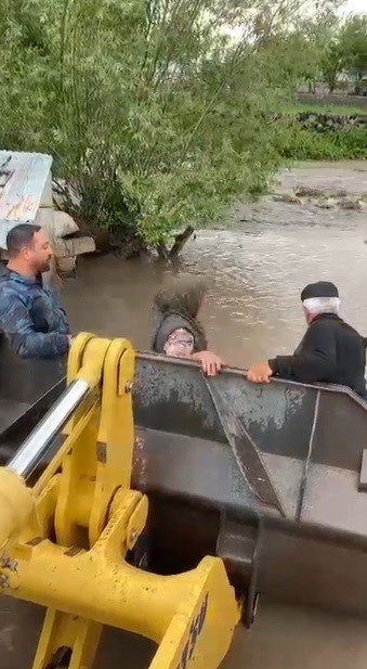 karsta selin ortasinda mahsur kalan yasli cift kurtarildi 0 z7y6qqY1