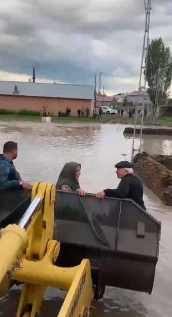 karsta selin ortasinda mahsur kalan yasli cift kurtarildi 1