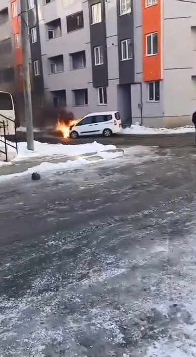 Kars’ta seyir halindeki araçta yangın paniği 4 karsta seyir halindeki aracta yangin panigi 0 jCWg1Uhf