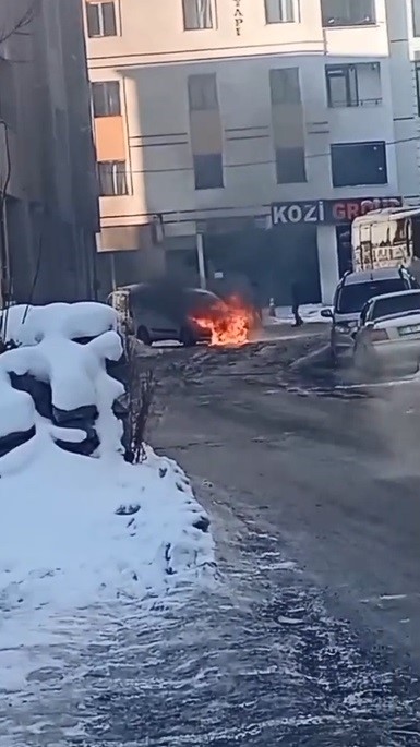 Kars’ta seyir halindeki araçta yangın paniği 5 karsta seyir halindeki aracta yangin panigi 1 XBXNulKc