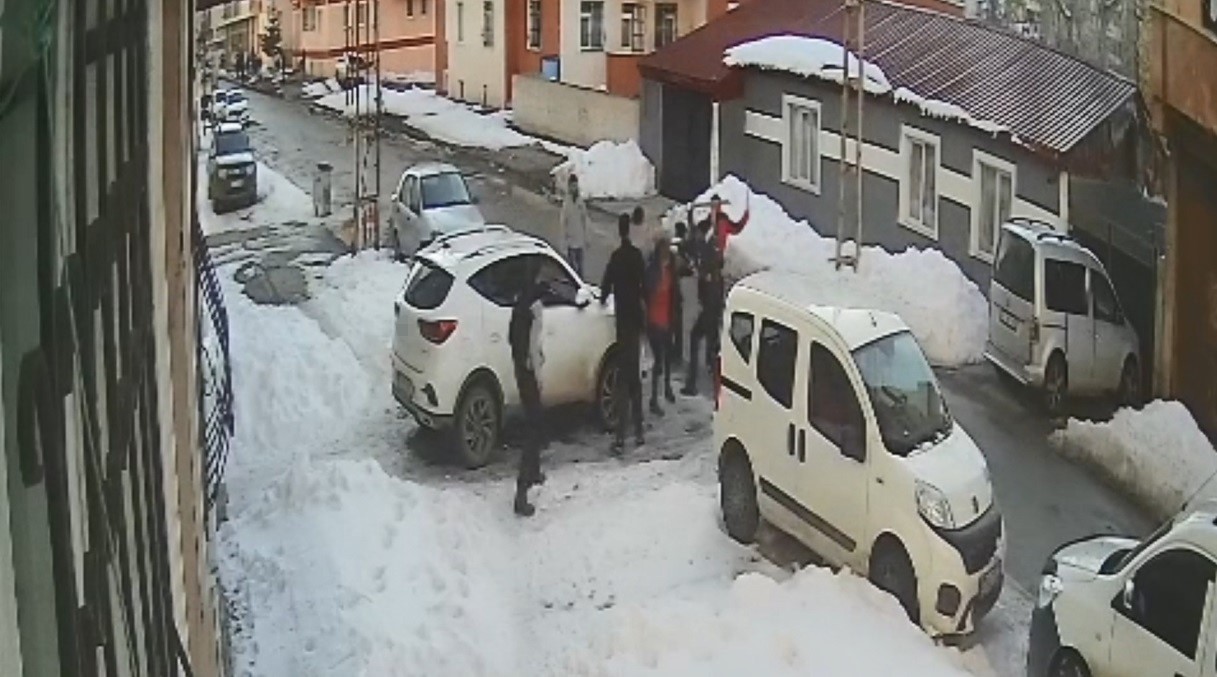 karsta silahli sopali kavga guvenlik kamerasinda 2 yarali 1