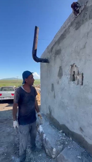 Kars’ta sıva altından gelen ses hayat kurtardı: Usta duvarı kırıp kuş yavrularını kurtardı 7 karsta siva altindan gelen ses hayat kurtardi usta duvari kirip kus yavrularini kurtardi 3 jvNPjqOZ