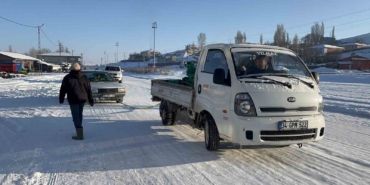 karsta-soguktan-hareket-halinde-araclar-dondu-xKSW1h9a.jpg