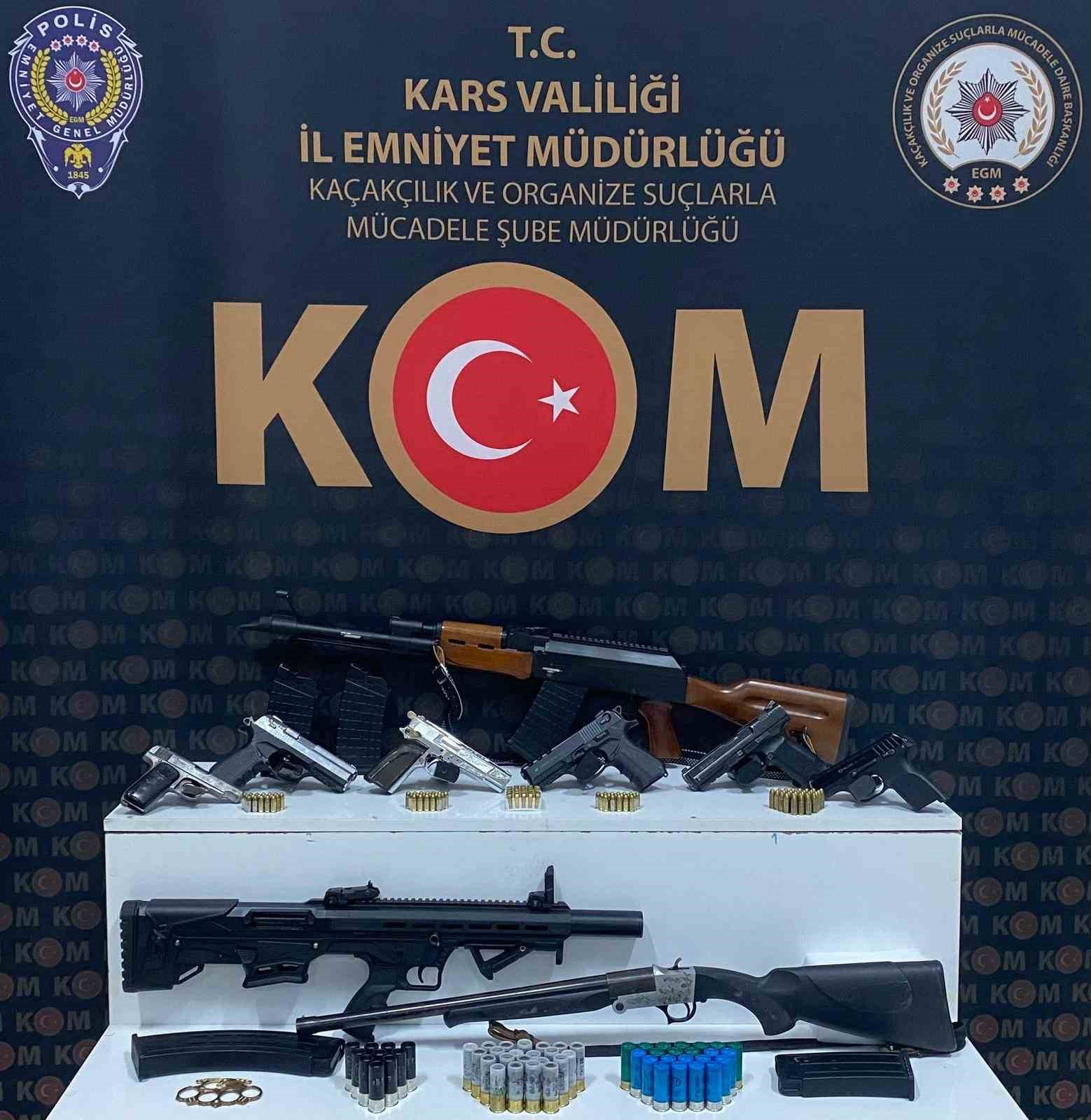 Kars’ta sosyal medyadan silah ticaretine 8 gözaltı 5 karsta sosyal medyadan silah ticaretine 8 gozalti 1 d4X2S187