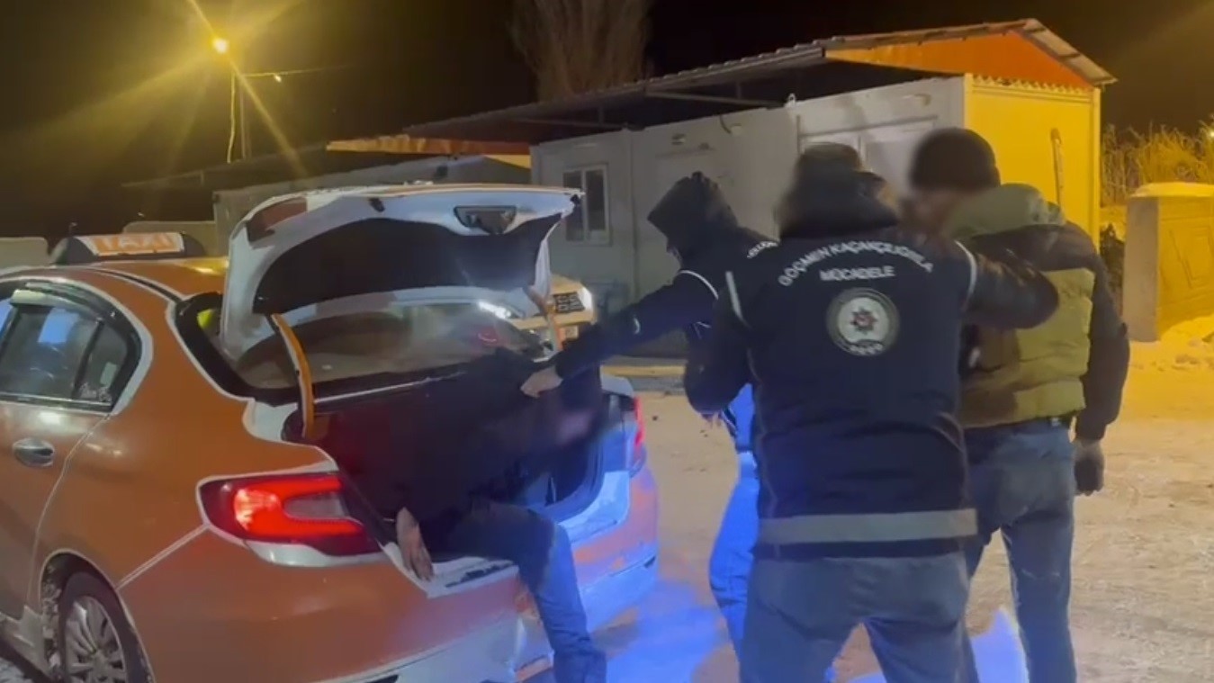 karsta taksi bagajindan duzensiz gocmen cikti 0