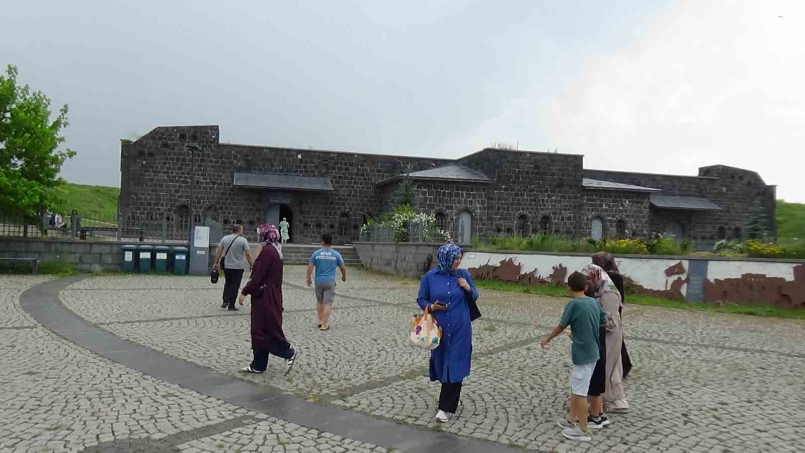 Kars’ta tarihe dokunan müze: Kafkas Cephesi’nin acıları ve kahramanlığı ziyaretçileri derinden etkiliyor 12 karsta tarihe dokunan muze kafkas cephesinin acilari ve kahramanligi ziyaretcileri derinden etkiliyor 8 b9EmM9WZ
