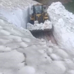 karsta-temmuz-ortasinda-3-metre-kar-QrT85jOi.jpg