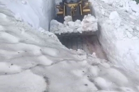 karsta-temmuz-ortasinda-3-metre-kar-QrT85jOi.jpg