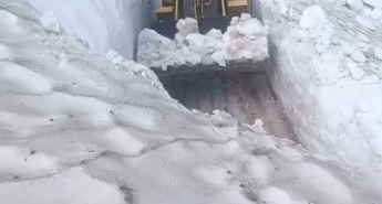 karsta-temmuz-ortasinda-3-metre-kar-QrT85jOi.jpg