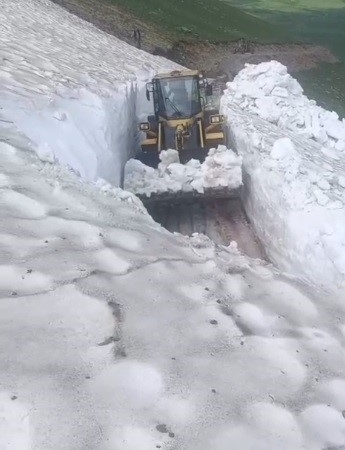 karsta-temmuz-ortasinda-3-metre-kar-QrT85jOi.jpg