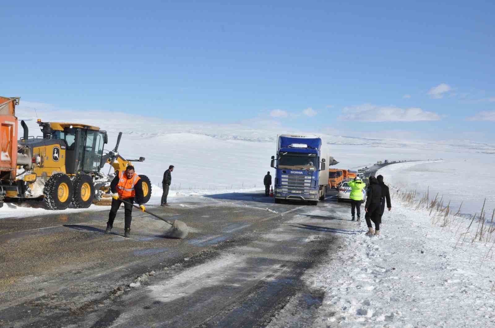 karsta tirin kaymasiyla kapanan karayolu yeniden ulasima acildi 3 7lfRQ9IS