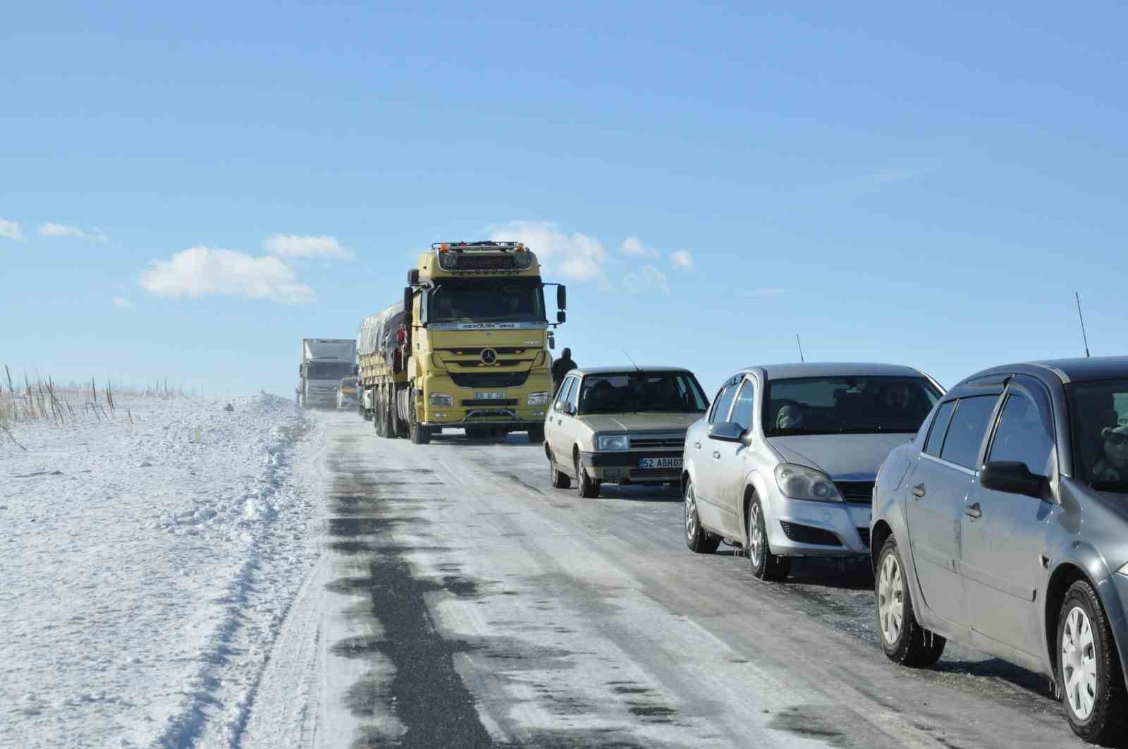 karsta tirin kaymasiyla kapanan karayolu yeniden ulasima acildi 4 Hrm1ejF1