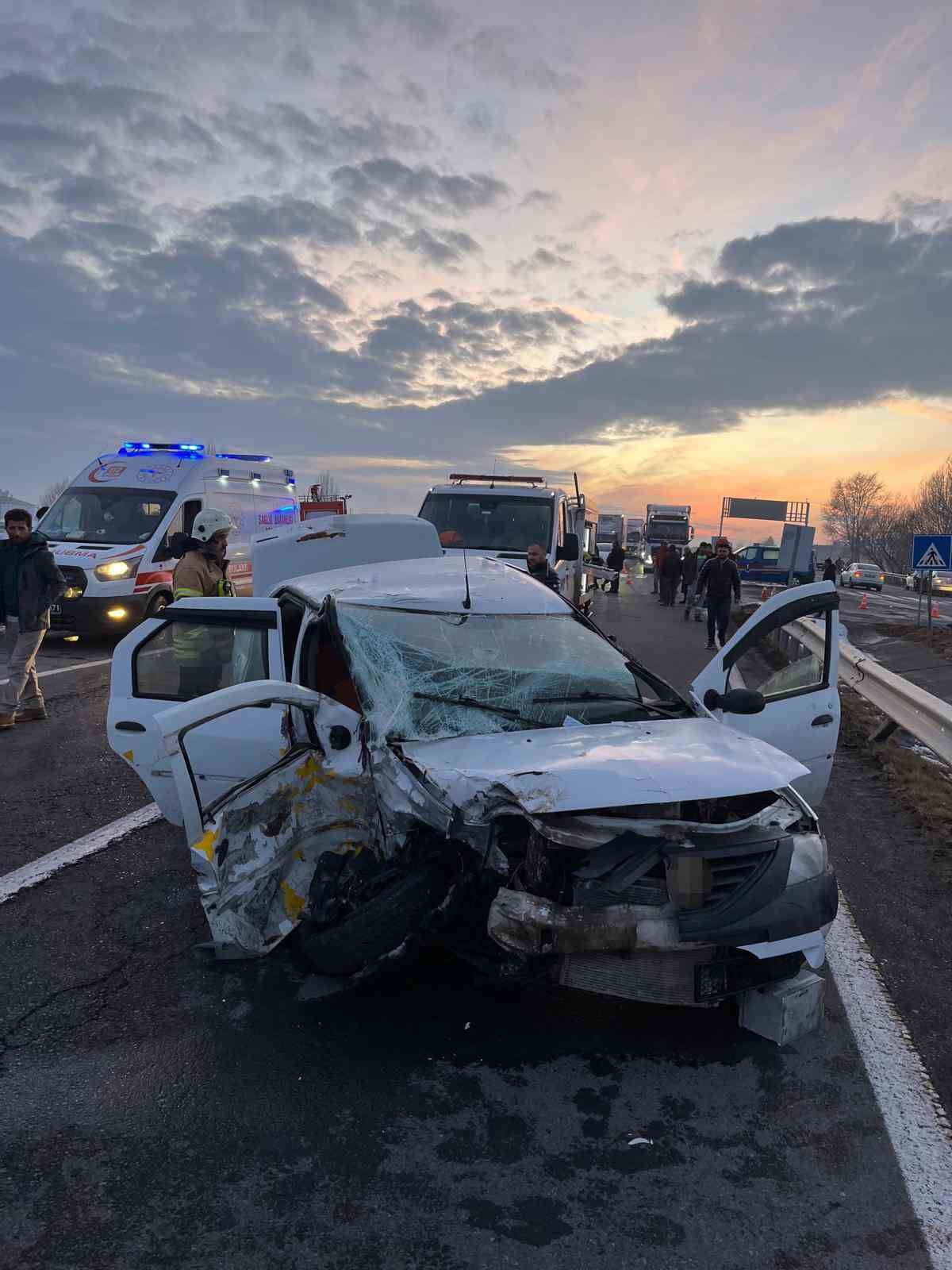 karsta trafik kazasi 3 yarali 0 CaHKIGpX