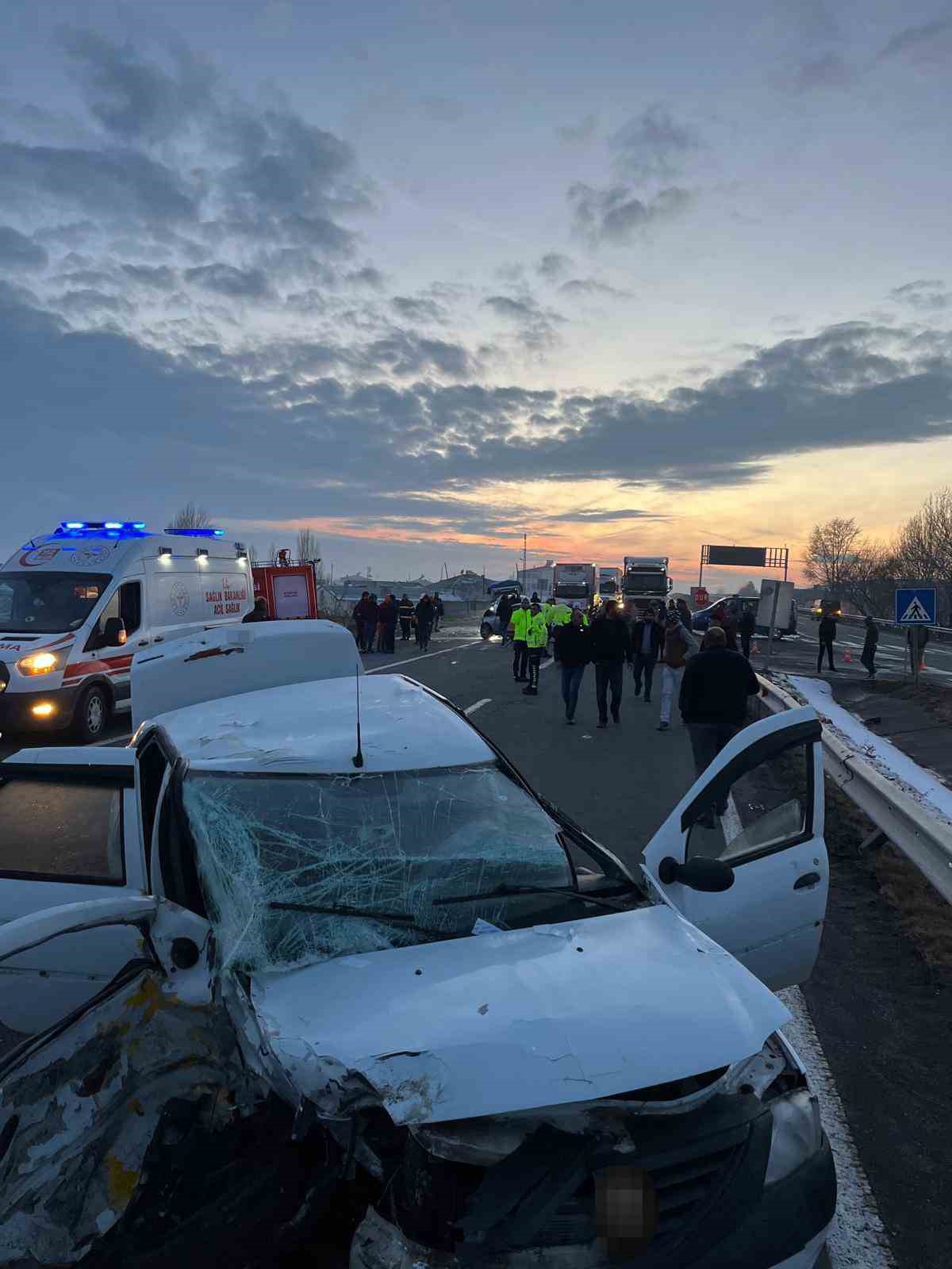 karsta trafik kazasi 3 yarali 6