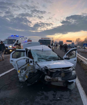 karsta-trafik-kazasi-3-yarali-O8ztPzkK.jpg