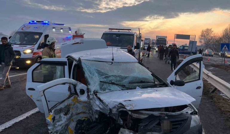 karsta-trafik-kazasi-3-yarali-O8ztPzkK.jpg
