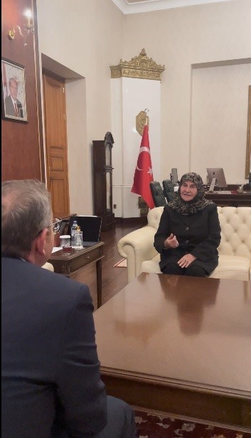 Kars’ta yaşlı kadın makam aracındaki Türk bayrağını öptü 4 karsta yasli kadin makam aracindaki turk bayragini optu 0 V5IbaFK3