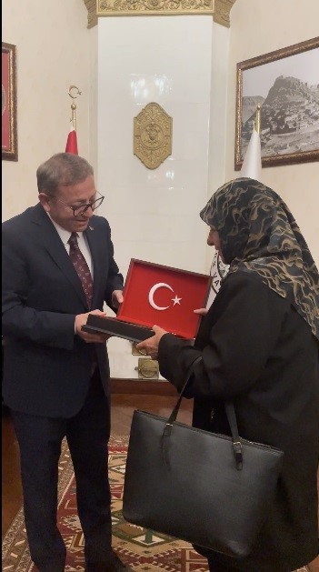 Kars’ta yaşlı kadın makam aracındaki Türk bayrağını öptü 5 karsta yasli kadin makam aracindaki turk bayragini optu 1 gTlhz1yB