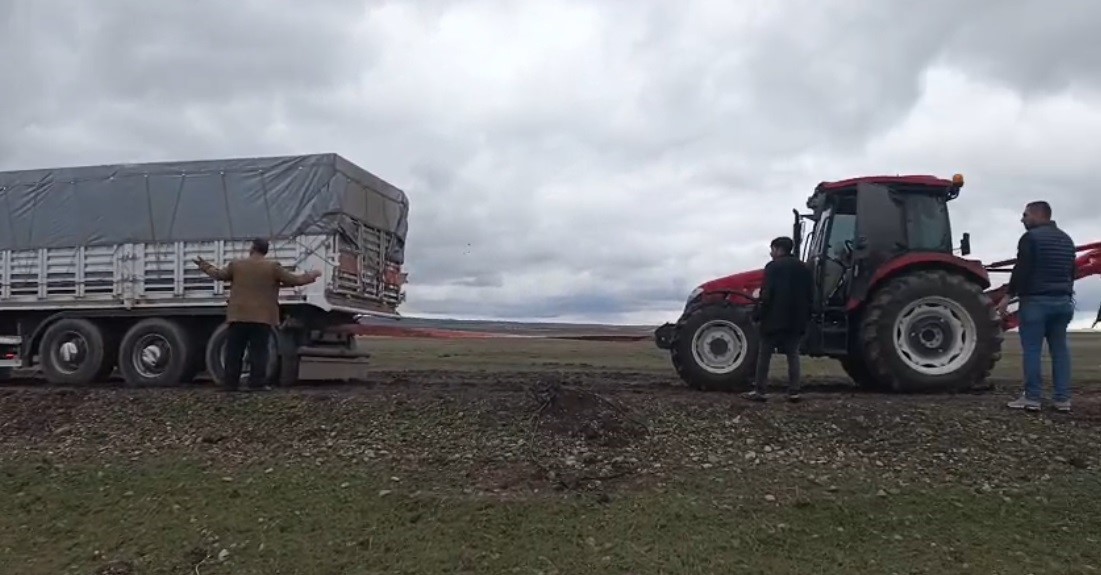 karsta yem ve gubre yuklu tir koy yolunda mahsur kaldi 3 43nJg7ab