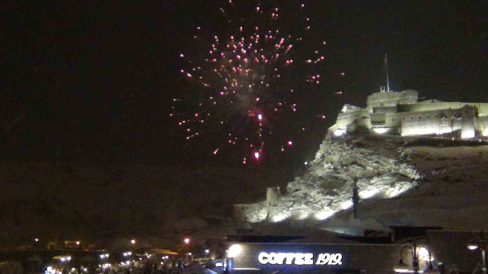 karsta yeni yil coskusu lapa lapa kar altinda halay 0 63tXDfDE