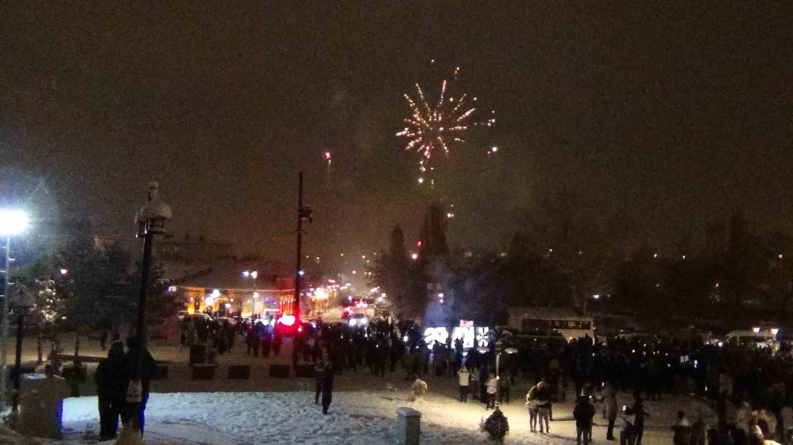 karsta yeni yil coskusu lapa lapa kar altinda halay 2 JgmKP7hh