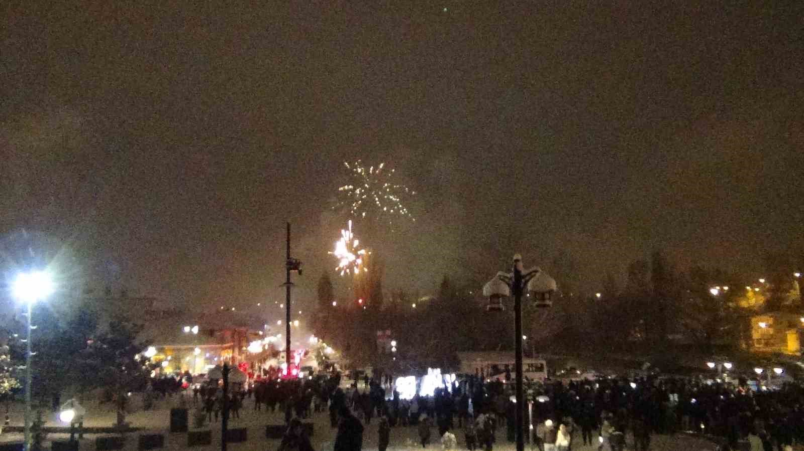 karsta yeni yil coskusu lapa lapa kar altinda halay 3 1bvrFwif