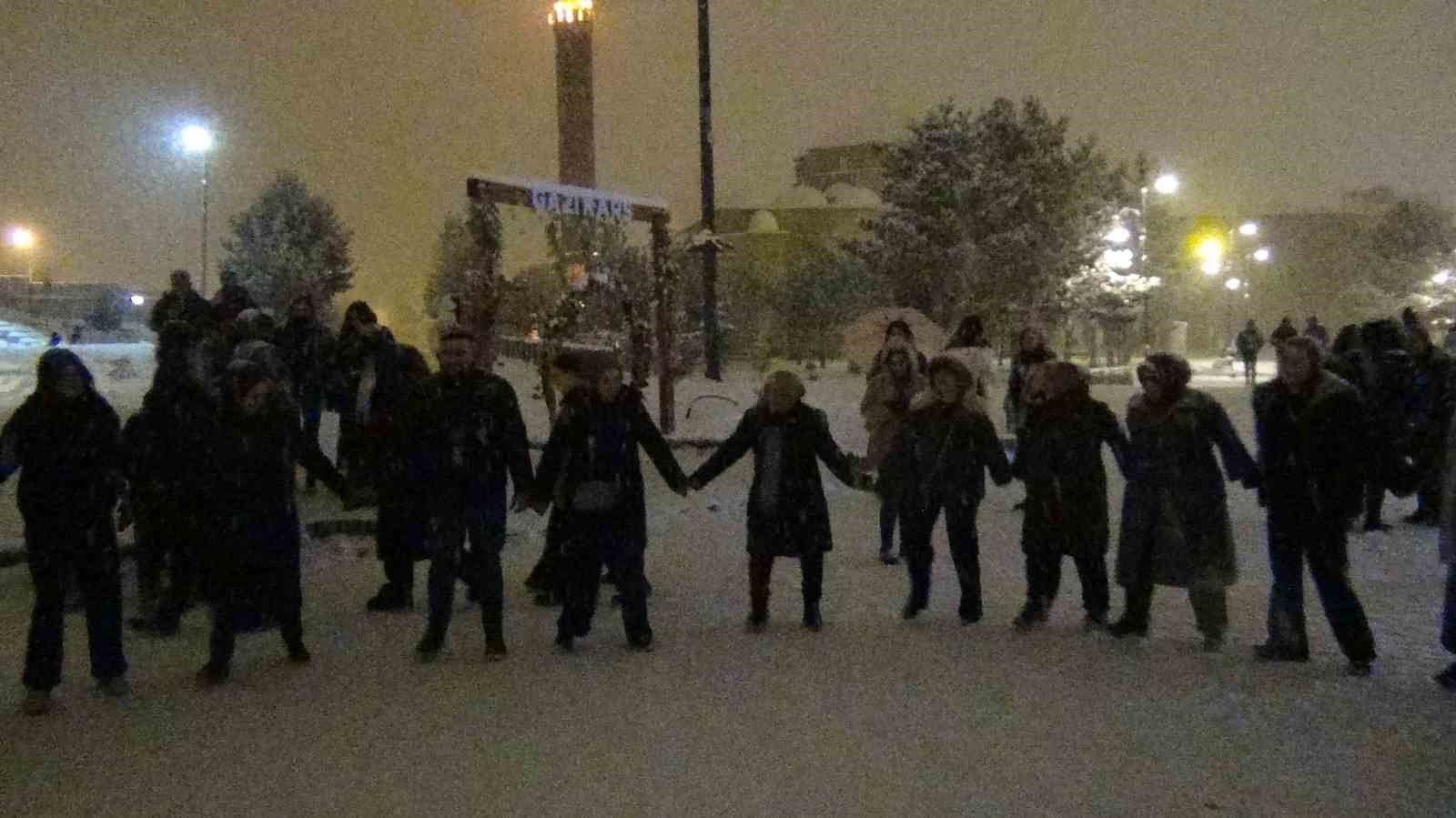 karsta yeni yil coskusu lapa lapa kar altinda halay 4 LbvCCEtR