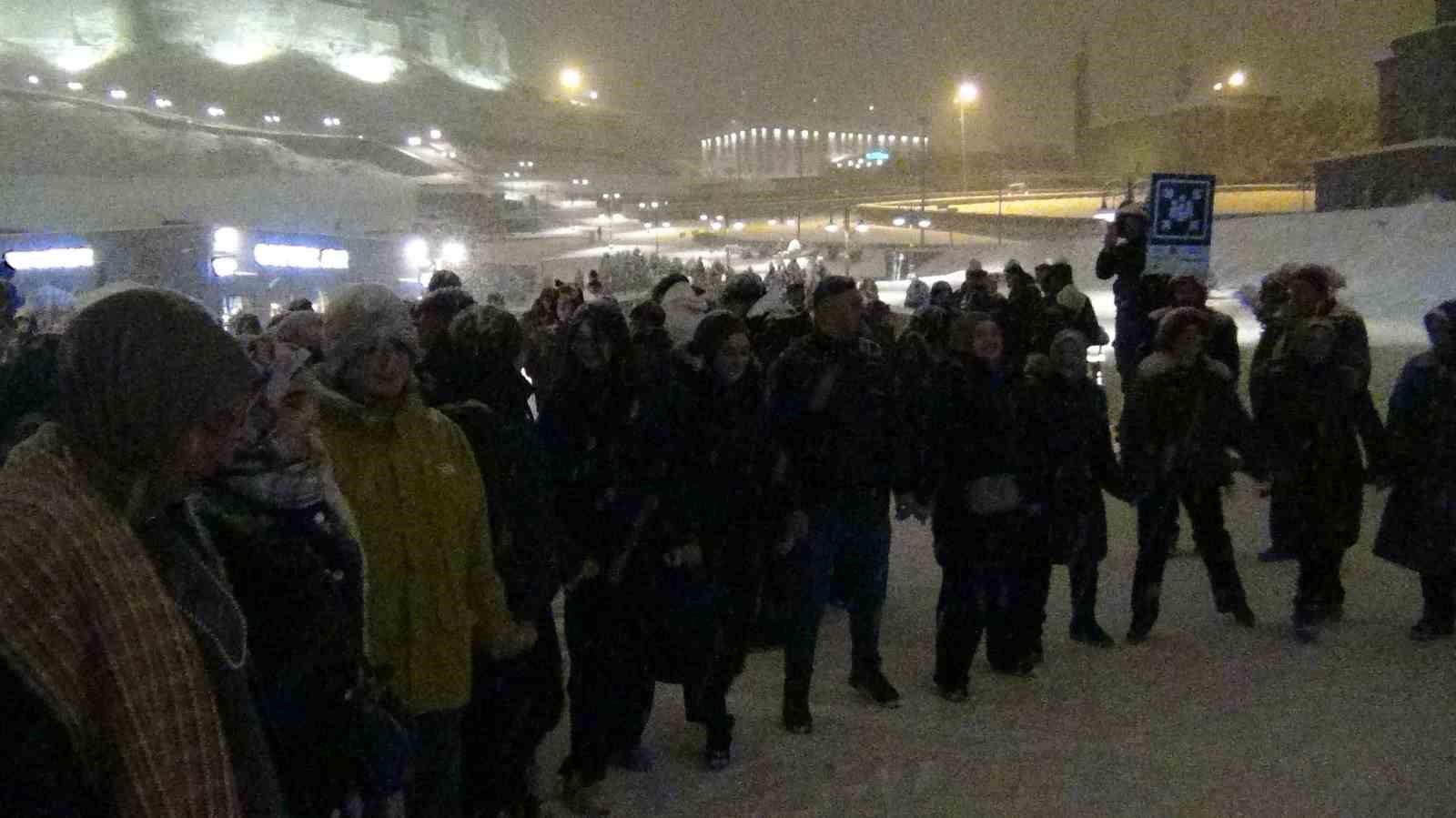 karsta yeni yil coskusu lapa lapa kar altinda halay 5 kT6G9PAP