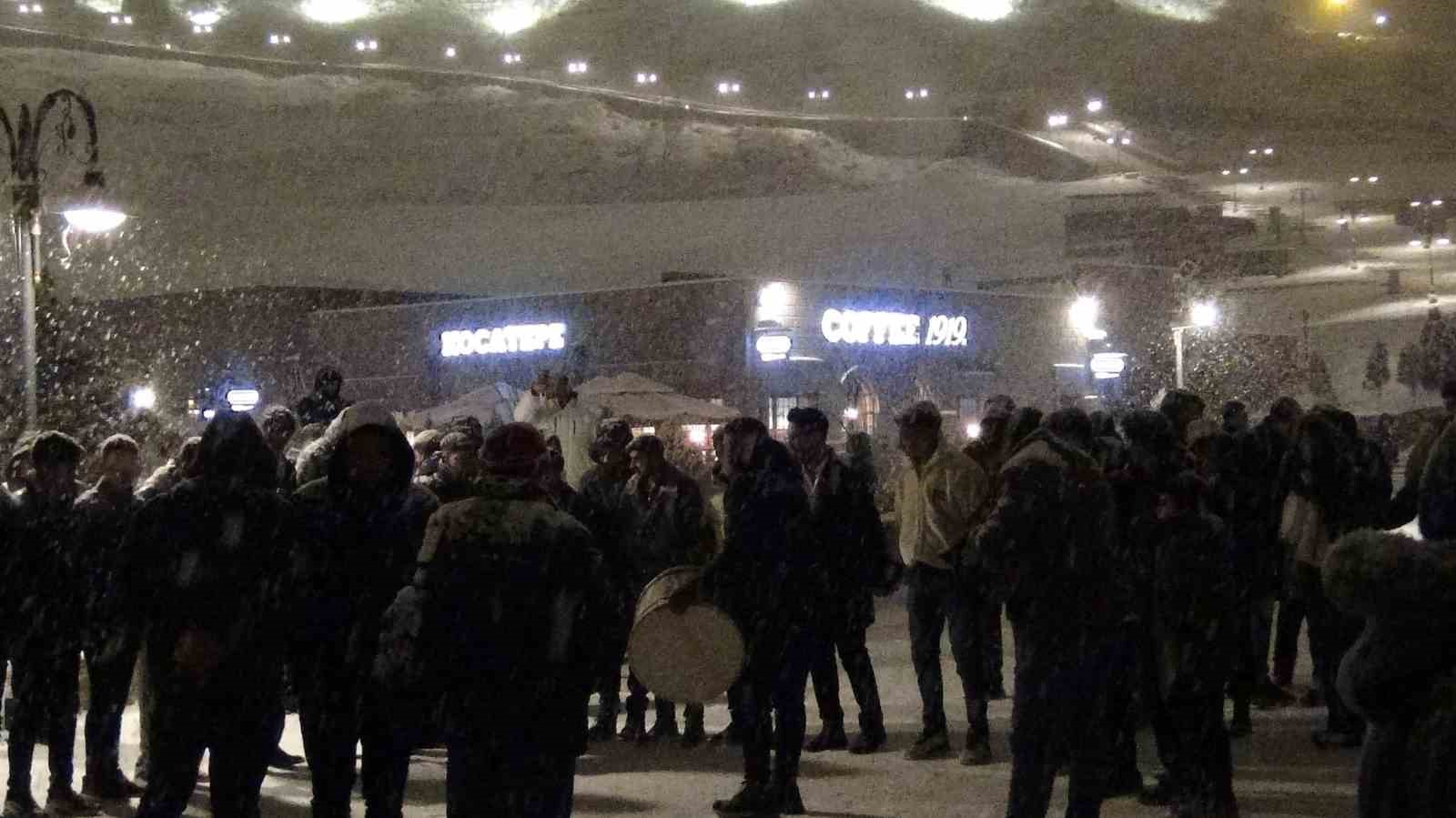 karsta yeni yil coskusu lapa lapa kar altinda halay 6 Mu8FgYhS