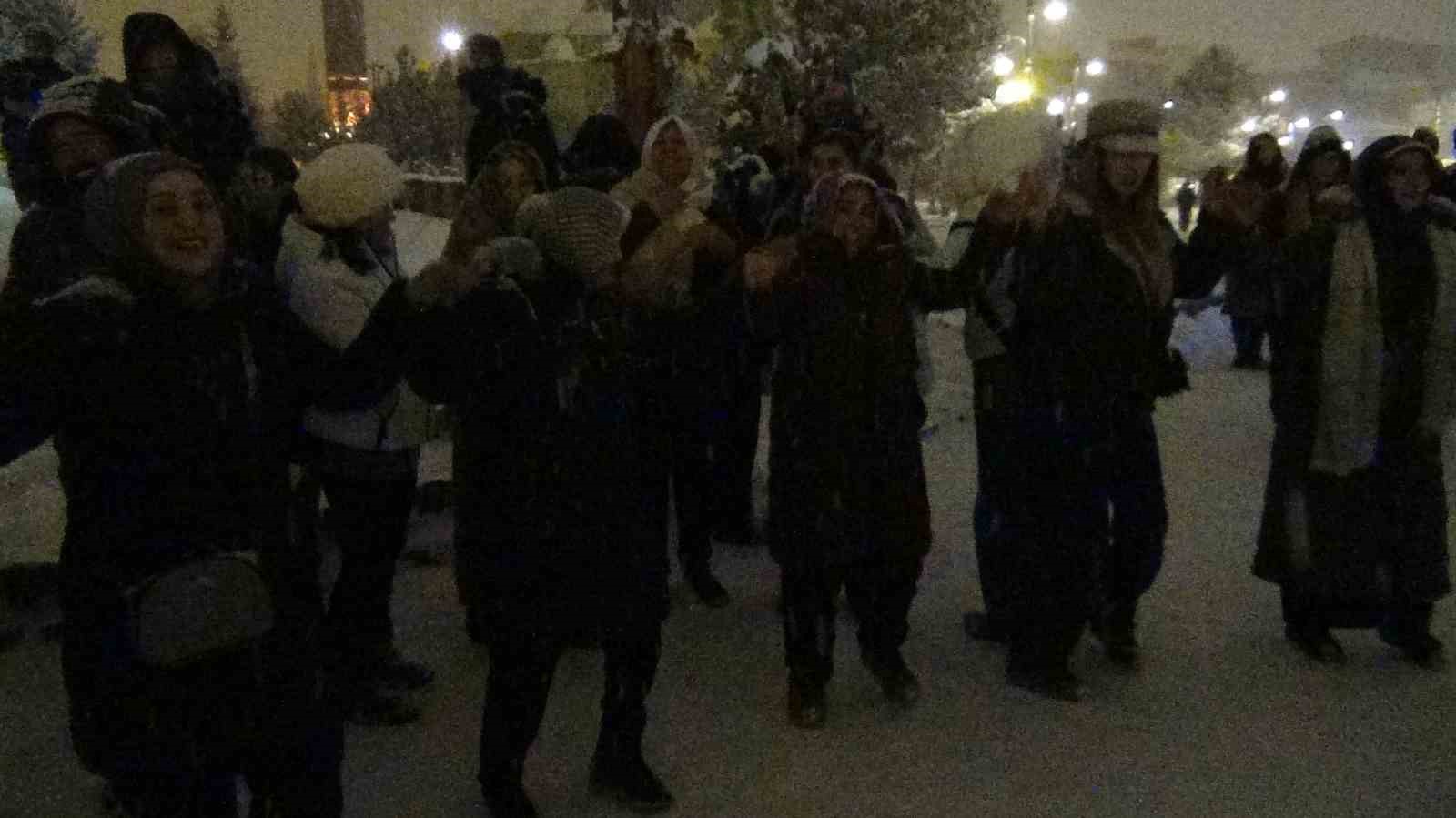karsta yeni yil coskusu lapa lapa kar altinda halay 7 M1HO85rt