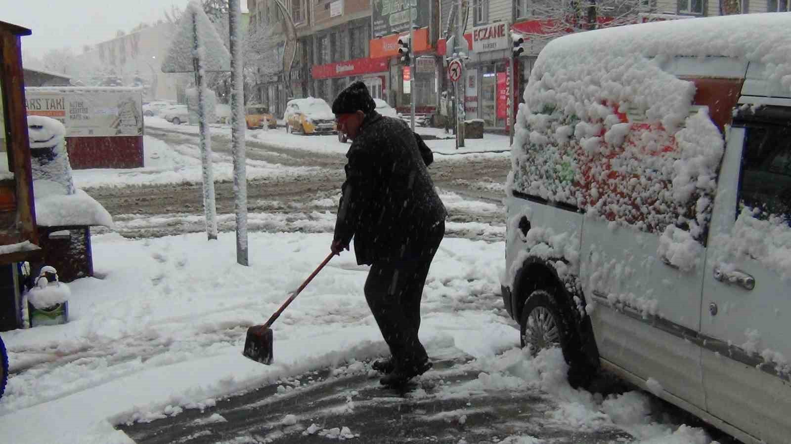 karsta yer gok beyaz kar kalinligi 30 santimi asti 17 FYlAvKyj