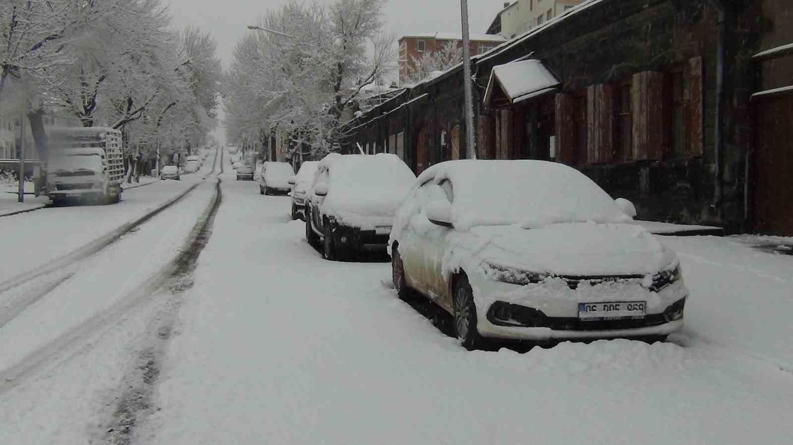 karsta yer gok beyaz kar kalinligi 30 santimi asti 9 byNHWKD7
